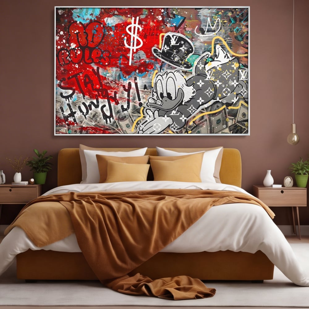 Tablou canvas cu tablou canvas cu scrooge mcduck si graffiti, in rama de aluminiu argintiu, pe perete intr-un dormitor